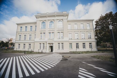Kr&oacute;lowie, kolej i czekolada. Niezwykła historia warszawskiego Kamionka